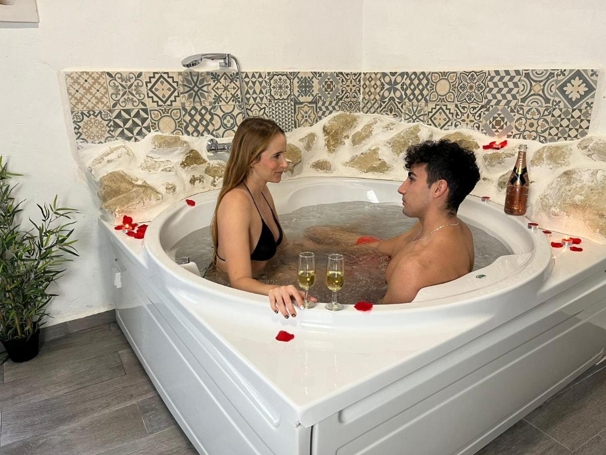 Fortress Jacuzzi Suites ชาทีวา ภายนอก รูปภาพ