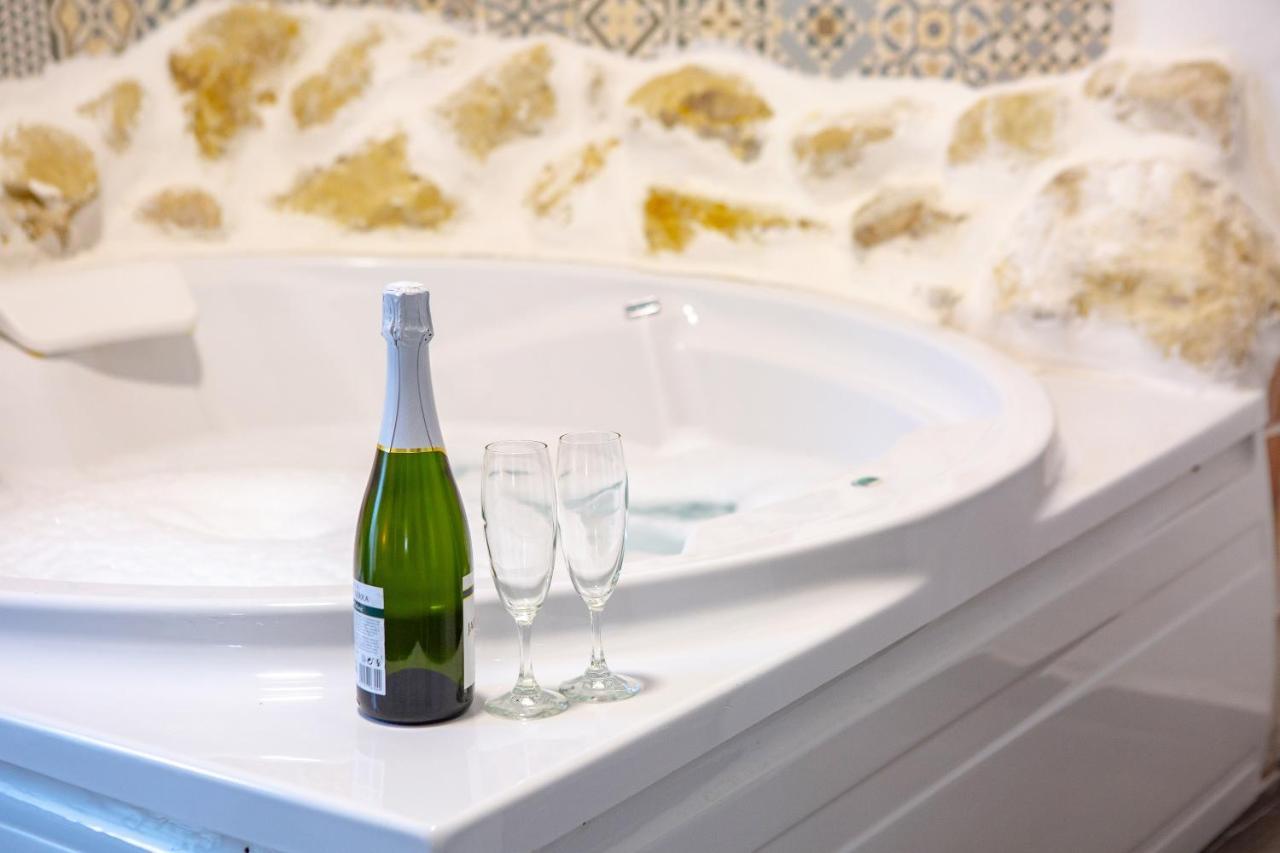 Fortress Jacuzzi Suites ชาทีวา ภายนอก รูปภาพ