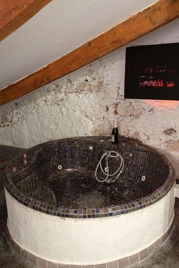 Fortress Jacuzzi Suites ชาทีวา ภายนอก รูปภาพ
